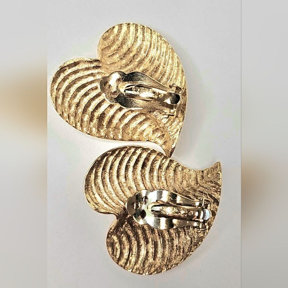 Vintage Givenchy Paris 80s classic trendy gold rippled heart clip on earrings - Picture 9 of 9